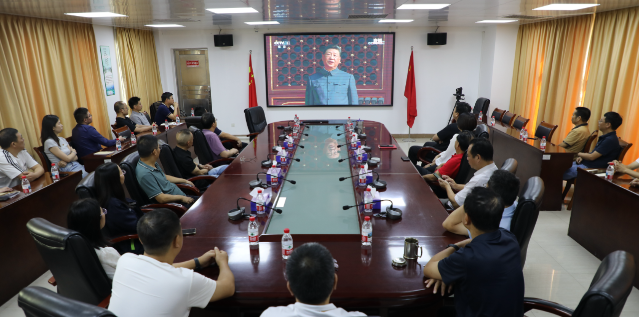 惠云钛业组织观看抗战胜利80周年阅兵仪式直播